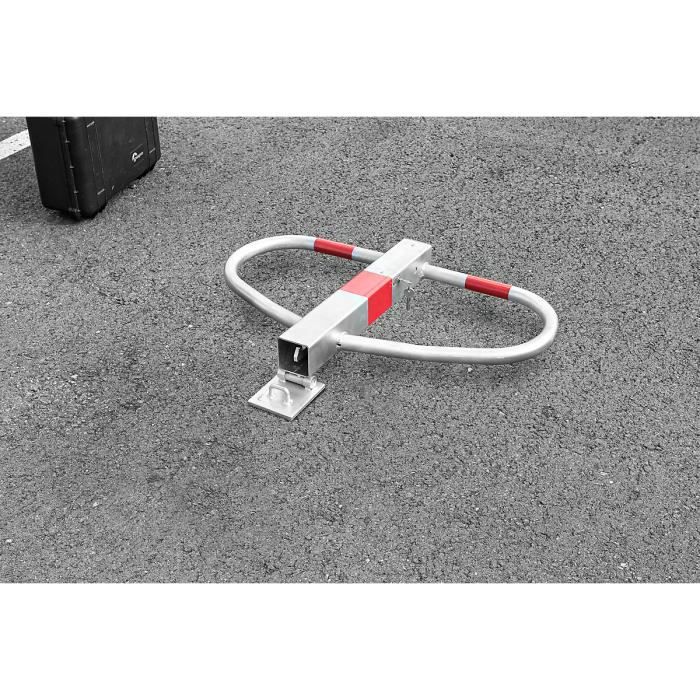 Barrière de parking rabattable, clés identiques pour une même serrure à cheviller -