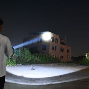 Lampe de poche super puissante, 500 000 lumens, rechargeable par USB-C, étanche IP65, 5 modes