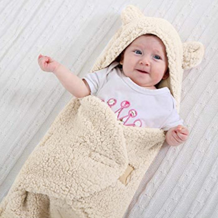 Mignon petit garçon nouveau-né au lit. Modèle d'emballage de marchandises  bébé. image libre de droit par Nastyaofly © #555476412