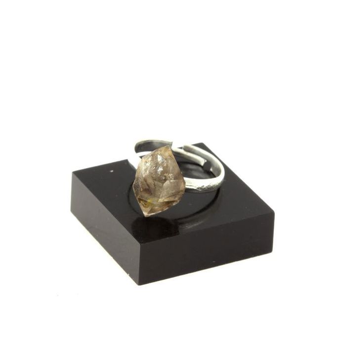 Pierres et Mineraux. Bague Quartz petrole brut plaque argent. 13.62 ct. Taille reglable