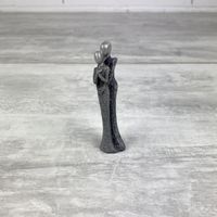 Petit Couple enlacé moderne résine grise martelée et laqué argenté, 8 cm  de haut, Figurine Mariage - Unique