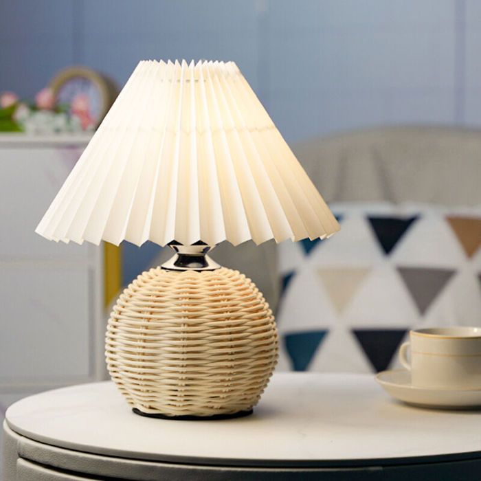 Petite lampe plissée XU Lumière tricolore Lampe de table LED avec abat-jour plissé et base en rotin Lampe de chevet moderne pour