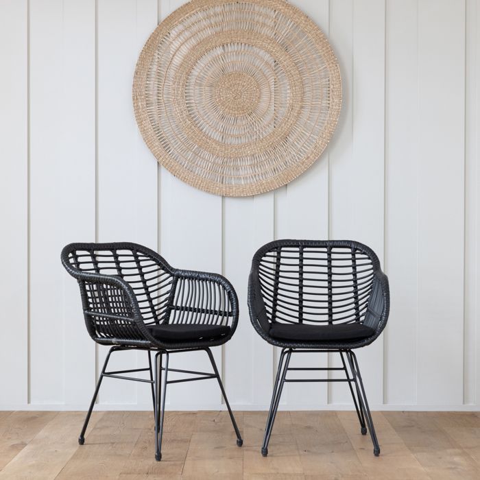 Lot de 2 fauteuils en rotin synthétique noirs avec coussins CINTA Lot de 2 fauteuils en rotin synthétique noirs avec coussins CINTA