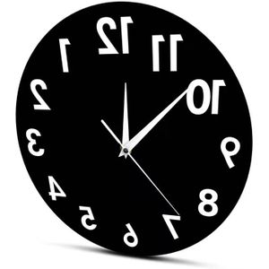 Horloge murale aux chiffres inversés et sens inverse