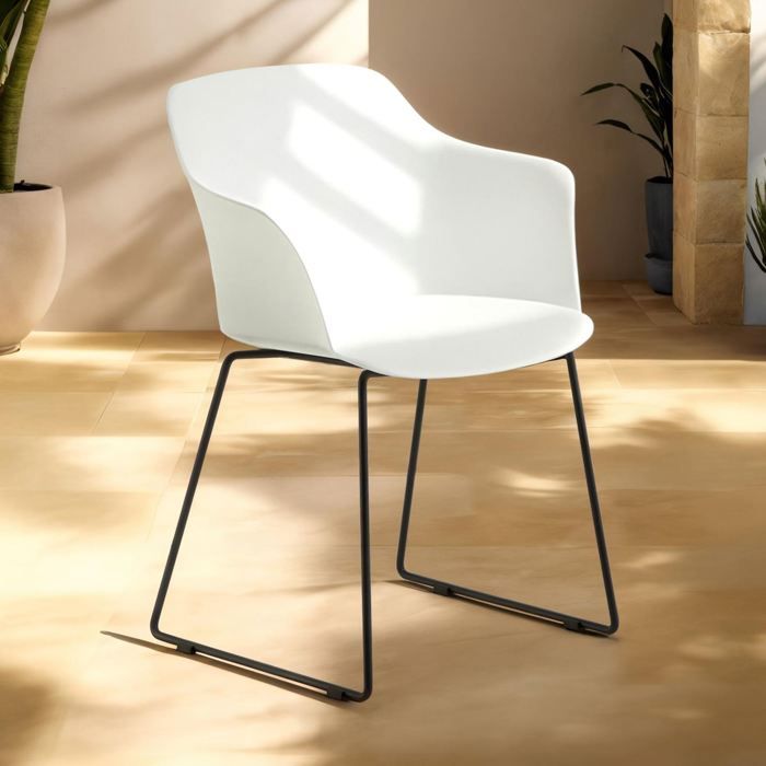 Lot de 4 chaises de jardin FORO fauteuil dextérieur en plastique blanc résistant aux UV et pieds en métal noir Lot de 4 chaises de jardin FORO fauteuil dextérieur en plastique blanc résistant aux UV et pieds en métal noir