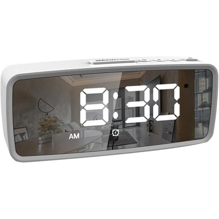 Horloge LED Affichage Mots - Carrée, Lettres Lumineuses - Alimentation Piles Ou USB - Design Moderne Pour Bureau Ou Chambre