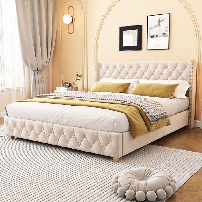 Lit Rembourré 180 x 200 cm Lit Double avec Sommier à Lattes Tête de Lit Rembourrée Cloutée Velours Beige Clair.
