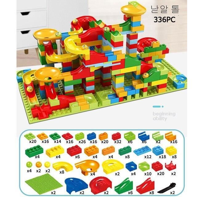 Abaodam 100 Pièces Barrières Miniatures Colorées + Panneaux Trafic Pour Piste RC Drift, Blocs De Construction Et Décors Course 1:18/1:10