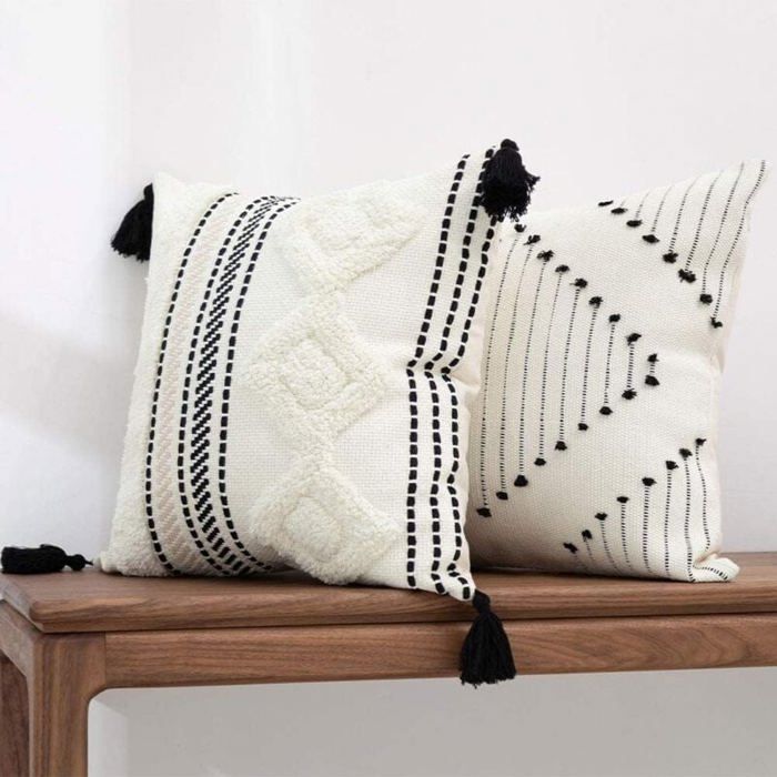 Housse de coussin - LARGEIGHT - 45x45 cm - Noir et Crème - Style Boho - Avec Pompons