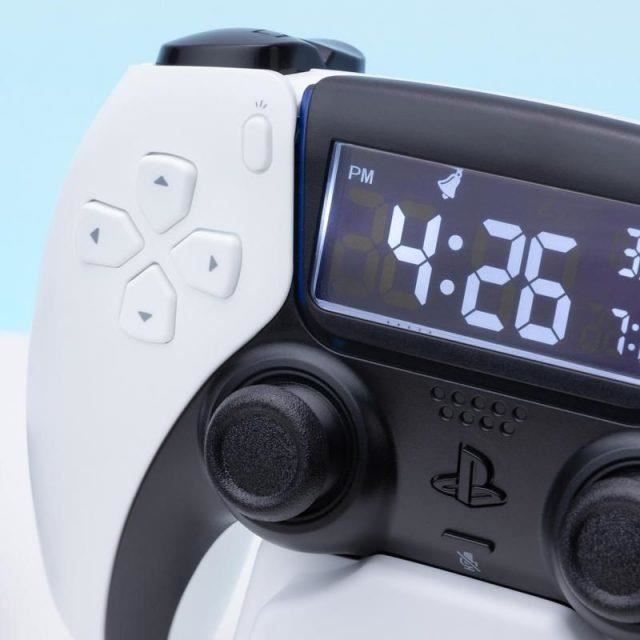 Réveil Manette PlayStation Paladone - Fonction Veilleuse - Licence Officielle - Blanc/Bleu - 13.2cm