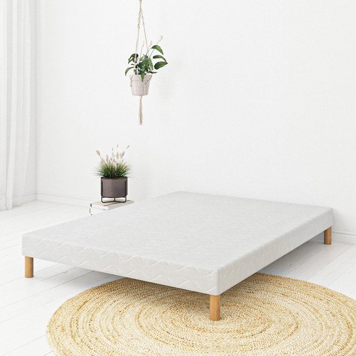 Sommier Tapissier FIRST 140x200 cm 12 lattes pin massif pieds offerts hauteur 30 cm fabrication française tissu anti-acariens.