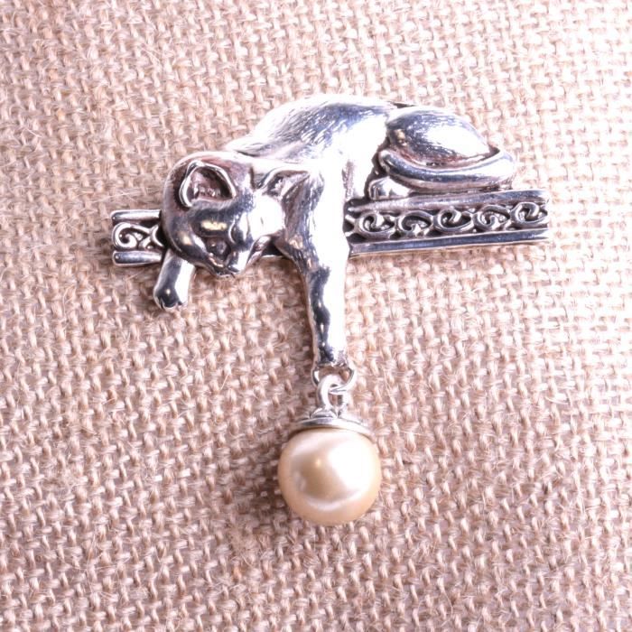 Broche femme chat perle en pendentif bijou fais à la main By Mode France. 