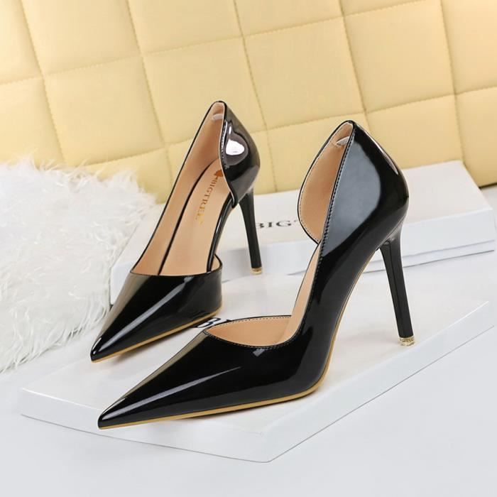 Escarpin noir ouvert sur le cote store