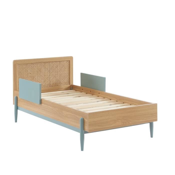lit enfant avec barrières - baïta - gamme pablo - bleu et cannage rotin - 70 x 140 sommier inclus