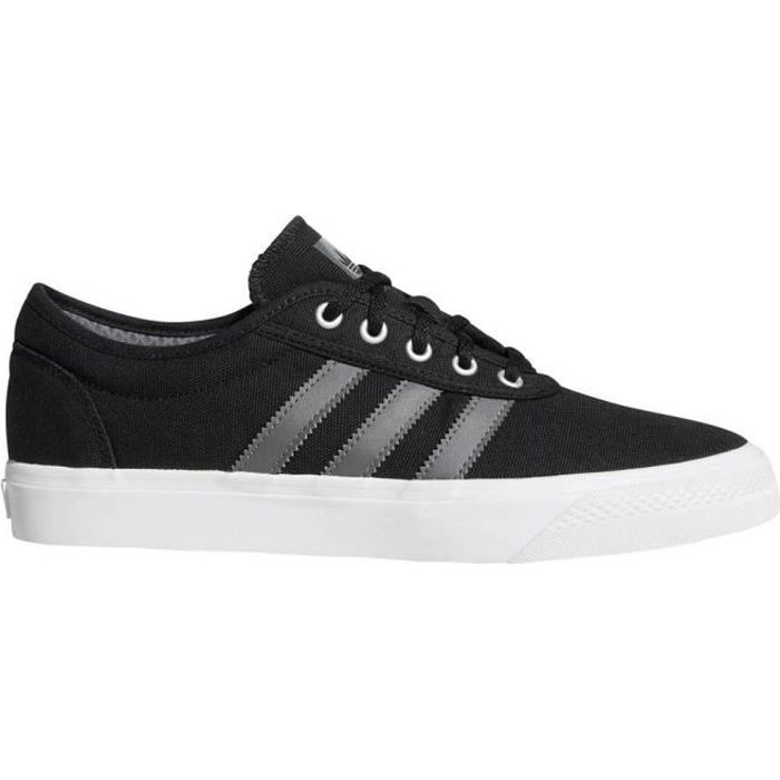 paire de chaussure adidas