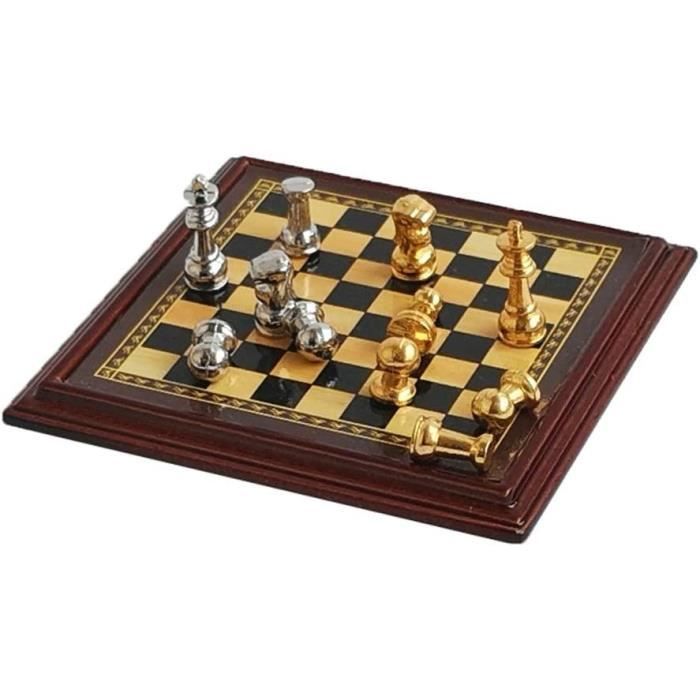 TIESOME Ensemble d'échecs international pour maison de poupée miniature, 2 jeux de cartes avec étui à 4 cartes à jouer, mini échiquier avec 32 pièces d 'échecs miniatures 1:12, accessoires de meubles