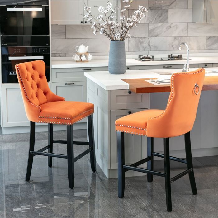 Lot de 2 tabourets de bar en velours orange avec dossier haut capitonné clous décoratifs et pieds en bois massif