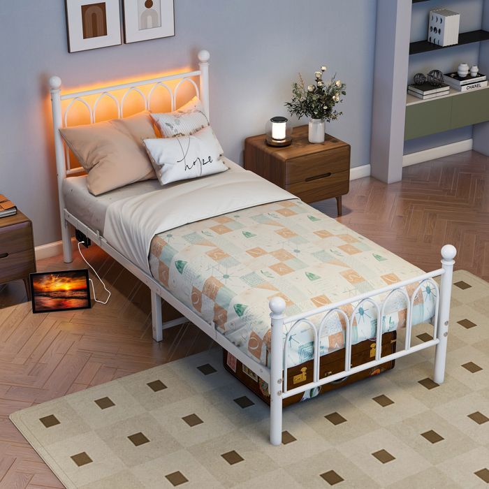 Cadre de lit métal 90x200 cm blanc avec tête et pied de lit vintage LED USB sommier acier renforcé et rangement sous lit