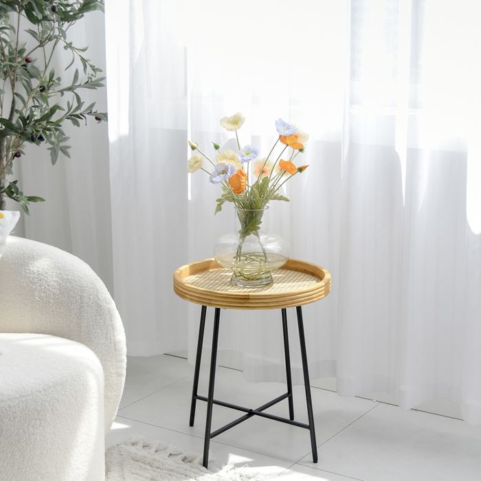 Petite table basse ronde en rotin - sophistication naturelle avec pieds en métal noir