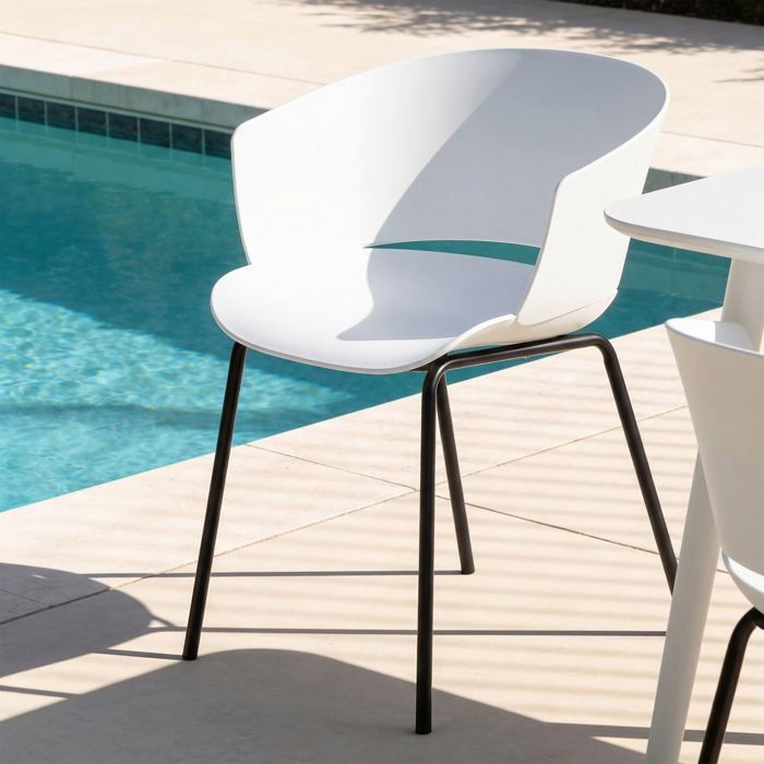 Lot de 4 chaises de jardin NIVEL fauteuil dextérieur en plastique blanc résistant aux UV et pieds en métal noir Lot de 4 chaises de jardin NIVEL fauteuil dextérieur en plastique blanc résistant aux UV et pieds en métal noir
