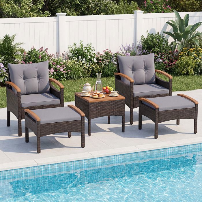 Ensemble 5 PCS Table et Chaises de Jardin COSTWAY en Rotin PE Plateau en Bois dAcacia 2 Fauteuils et 2 Ottomans Coussins Gris
