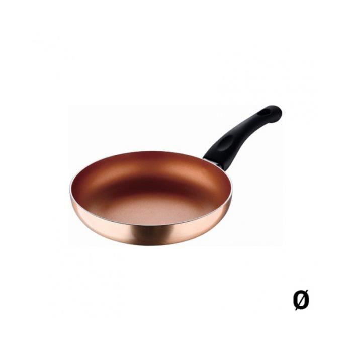 Accrocher des casseroles en cuivre comme décoration: inspiration et idées