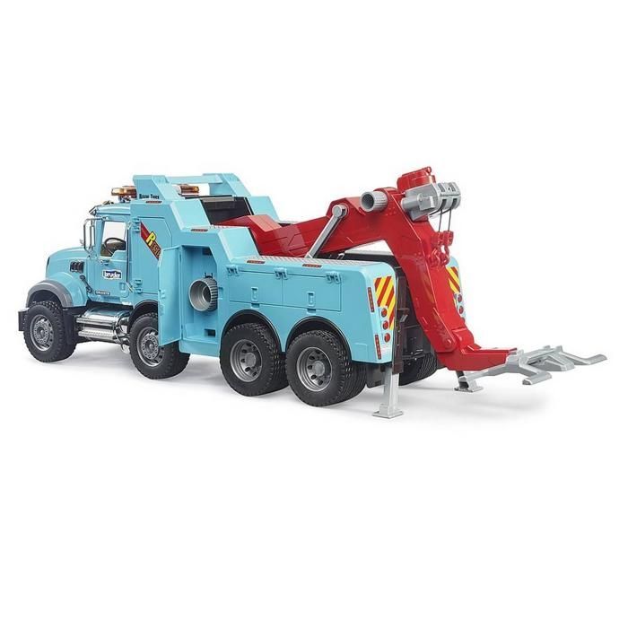 Un camion de remorquage transporte une voiture en panne sur la route publique Panne de voiture Un camion de remorquage transporte une voiture en panne sur la route publique Panne de voiture