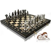 Grand jeu d'échecs sur le thčme de l'argent médiéval. Grand échiquier 40 cm-16" et pičces d'échecs en plastique chromé lesté.