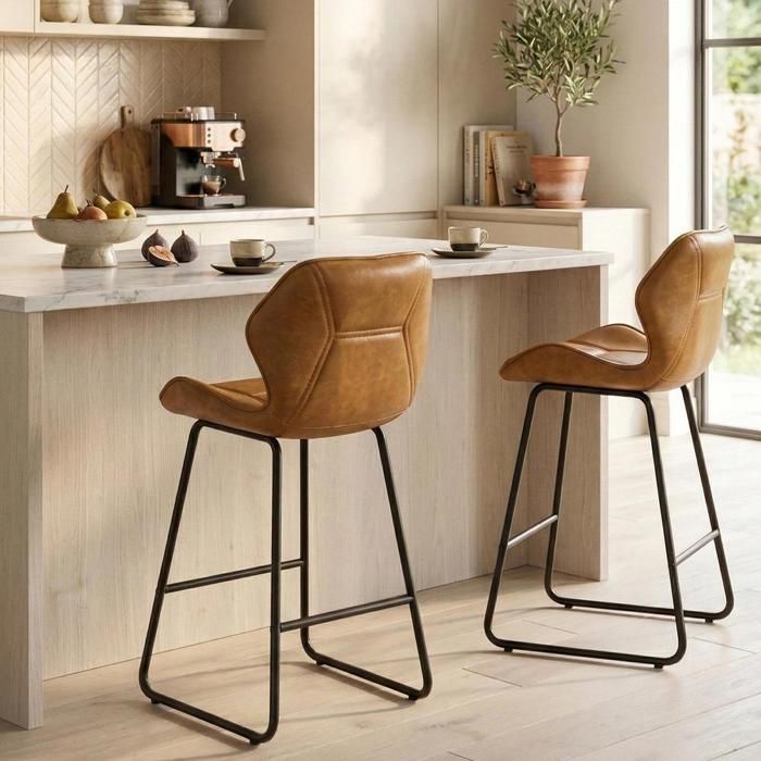 Tabouret de bar - KOMHTOM - Lot de 2 - Similicuir cognac - Dossier et repose-pieds - Piètement métal noir Tabouret de bar - KOMHTOM - Lot de 2 - Similicuir cognac - Dossier et repose-pieds - Piètement métal noir