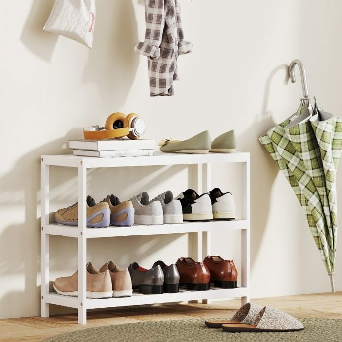 Étagère à chaussures à 3 niveaux en bambou finition laquée blanche pour chaussures et rangements. Étagère à chaussures à 3 niveaux en bambou finition laquée blanche pour chaussures et rangements.