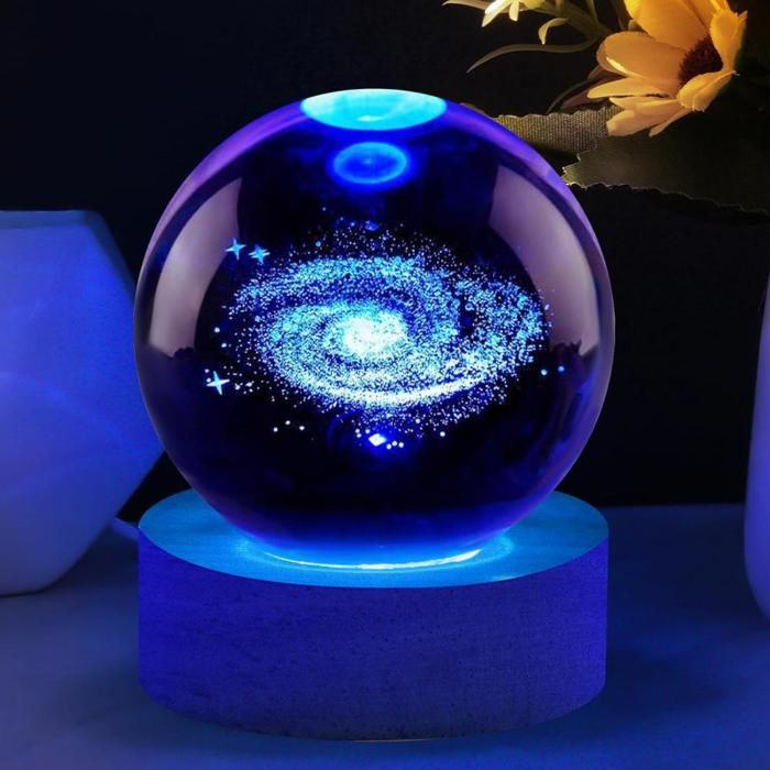 Veilleuse Boule de Cristal 3D Galaxy Crystal Ball Night Light Lampe de Nuit Boule de Verre avec Base en Bois Décoration de Bureau