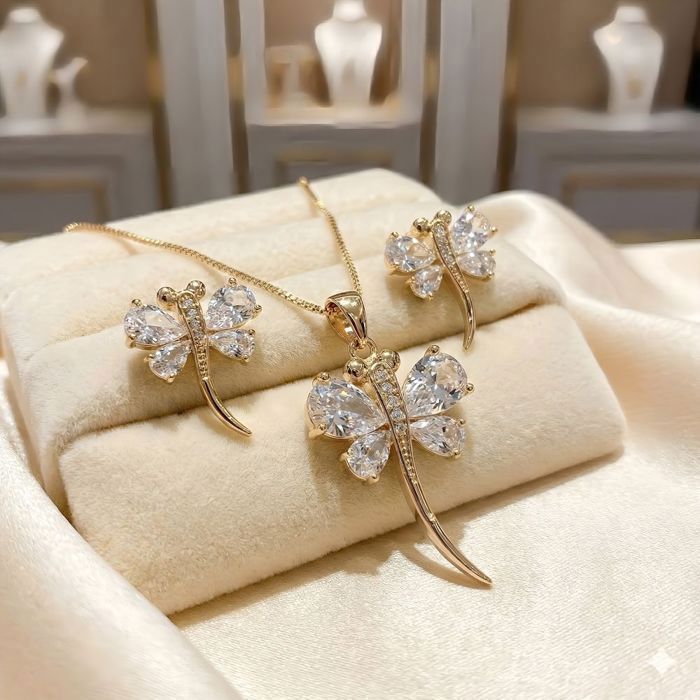 Parure Bijoux - Femme/Fille - Libellule - Zircons - Plaqué Or Jaune 750/1000 - 3 Microns - Bijou de Créateur - 4 Pièces Parure Bijoux - Femme/Fille - Libellule - Zircons - Plaqué Or Jaune 750/1000 - 3 Microns - Bijou de Créateur - 4 Pièces