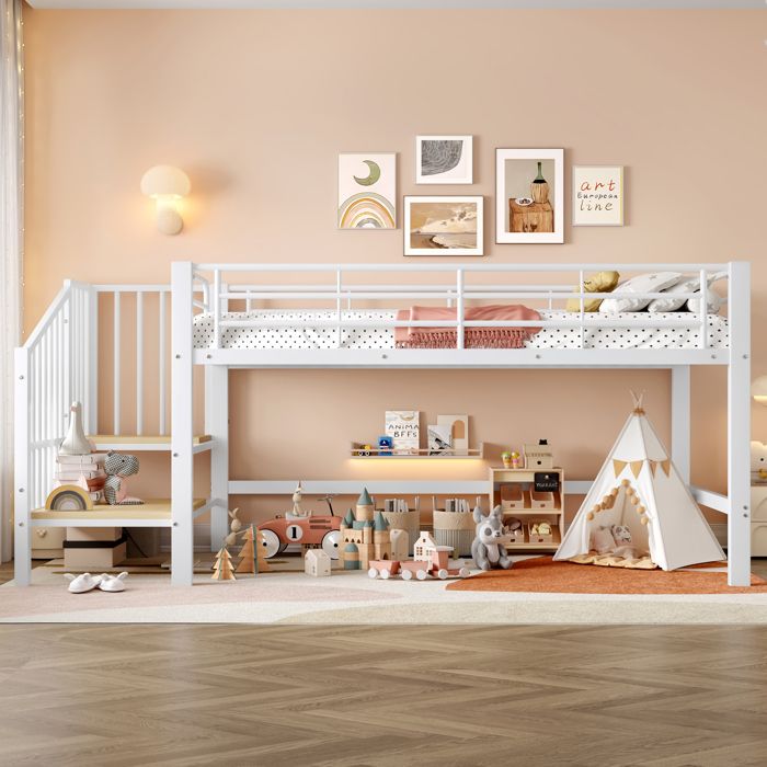 Lit mezzanine mi-haut 90×200cm avec un cadre métallique robuste et un escalier de rangement alliant sommeil et jeu blanc.