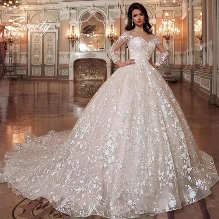 Robe de soirée princesse avec une taille marquée et broderie dorée