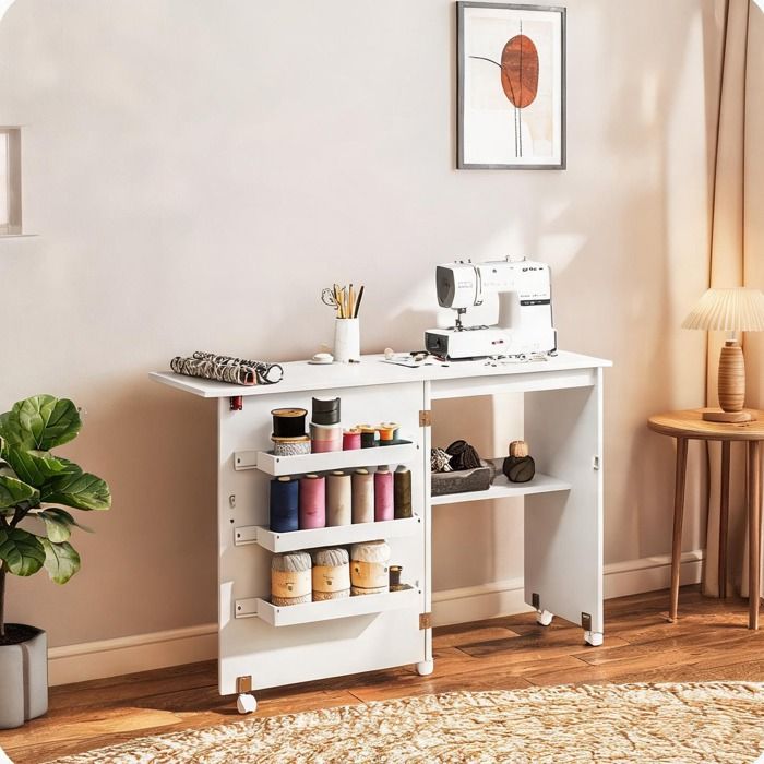 Table de couture pliante blanche en panneau de particules plateau abattant magnétique 3 bacs et étagère sur roulettes
