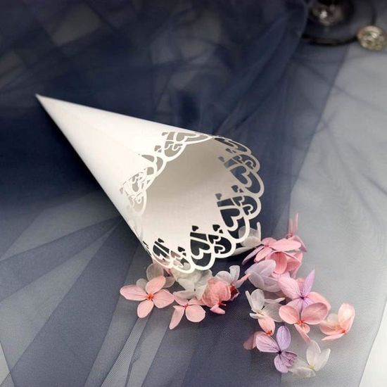 25 Pcs Blanc Cone En Confettis Pour Mariage, DIY Cône En Papier Avec Bord élégant Découpé Au Laser Love-heart, Cone Bonbons, Confettis, Pétale Holder Pour Mariage, Communion, Baptême, Fête