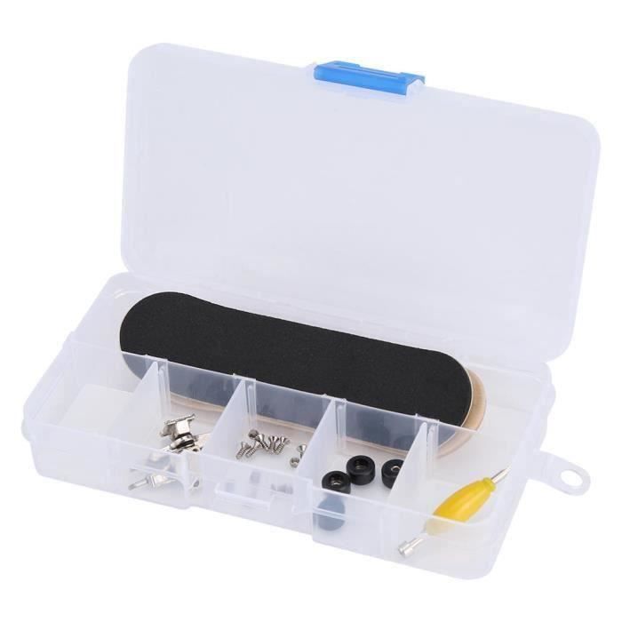 Adolescents Avec Des Planches à Roulettes à L'extérieur En Contre-plongée | Photo Gratuite