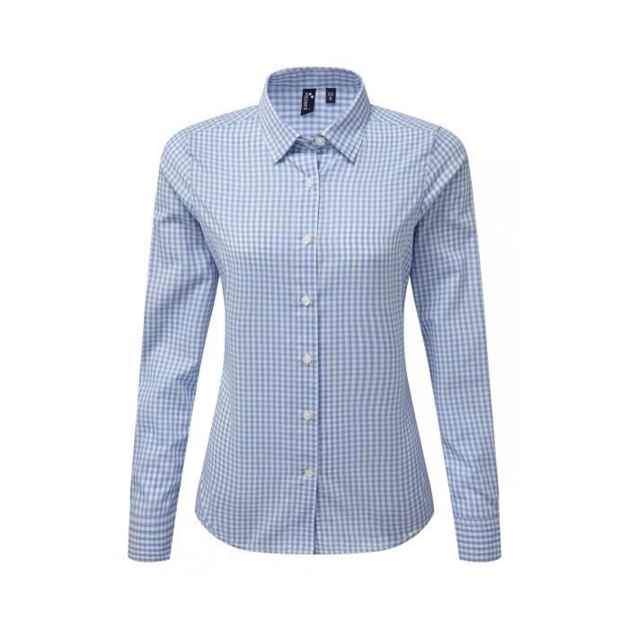 Chemise grande taille bleue grosse femme sur fond blanc main sur le