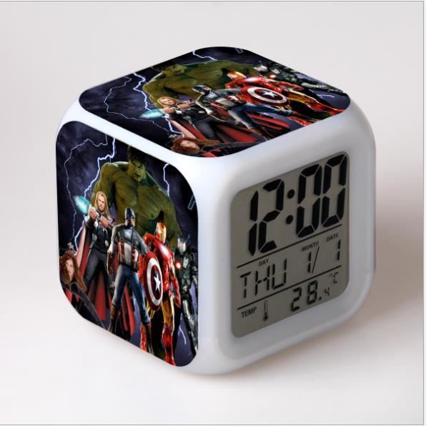 StillCool® AVENGERS-7 couleurs LED Réveil, Horloge héros numérique avec LCD écran Affiche l'heure, la Date, la température