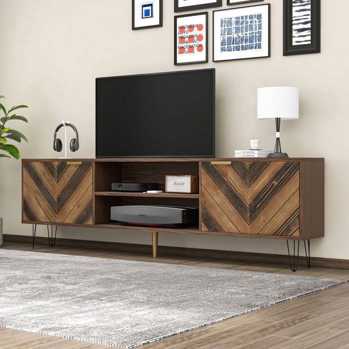 Meuble TV de 157 cm avec poignées dorées et pieds en ferMeuble TV à deux portes avec texture en bois massif et grain de bois