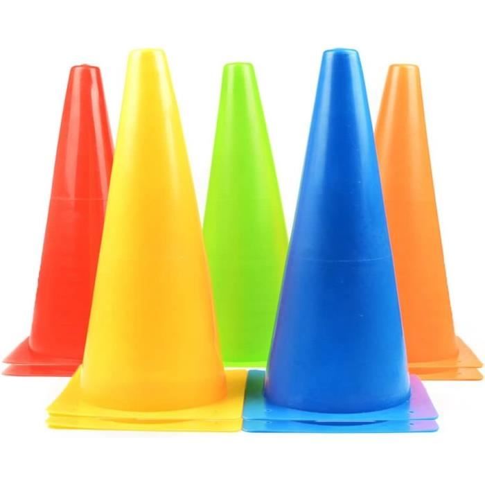 Photo Libre De Droit De Cônes De Circulation Cônes De Route Casque De Sécurité Et Signalisation Routière Gm1395242161 450429540