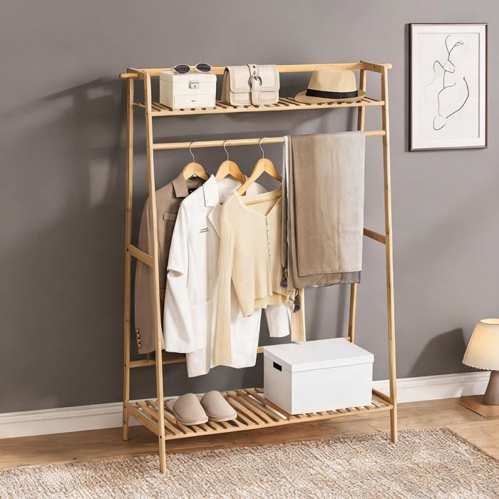 Portant à vêtements en bambou naturel avec 2 étagères barre de suspension et crochets 139 cm