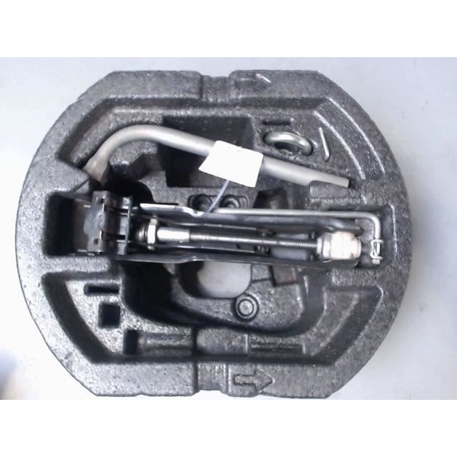 PIECES AUTO D'OCCASION - 5J0011031A - CRIC + MANIVELLE SKODA ROOMSTER - B1-482191