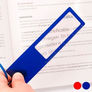 lecture optique de verre un livre page feuille d/'un amplificateur x3 magnifier