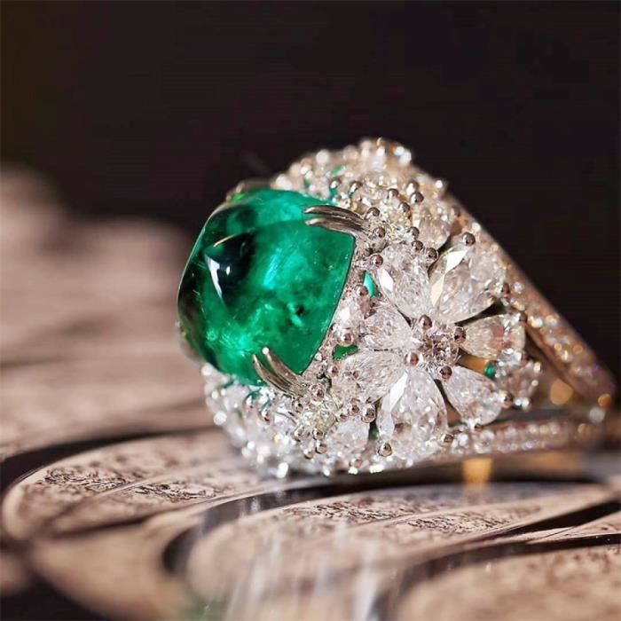 Élégante bague en cristal vert lumineux main image 0