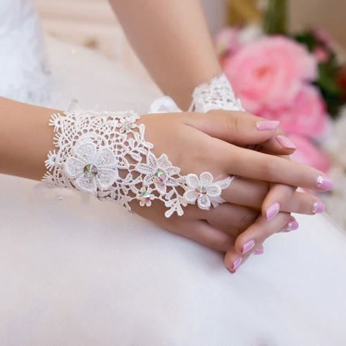 gants blancs de la mariée fleur broderie mariage cérémonie