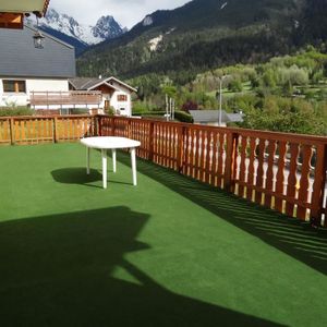 TAPISO Pelouse Synthétique Tapis dExtérieur Gazon Balcon Terrasse Jardin Vert Poil Court Résistant au Mètre 400 x 100 cm 