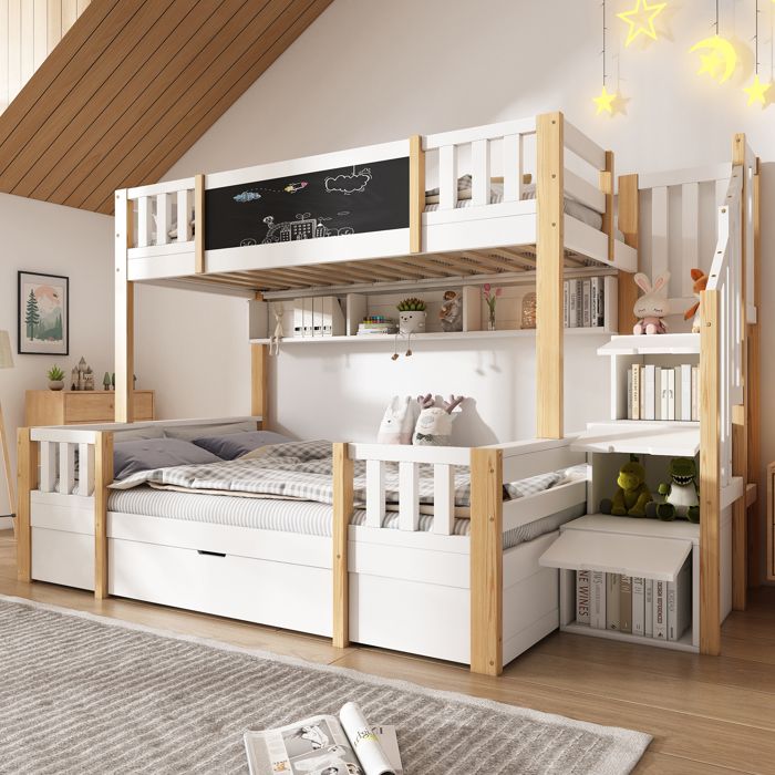 Lit superposé pour enfants avec étagères ouvertes et placard dans lescalier 90/140 × 200 cm pouvant accueillir trois occupants.
