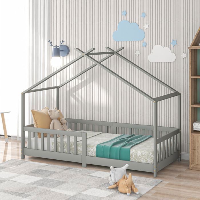 Lit enfant cabane gris clair 90×200 cm avec sommier inclus barrière anti-chute structure solide