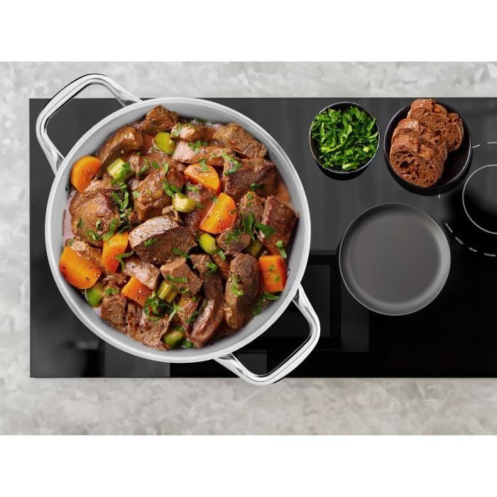 ARTHUR MARTIN, Faitout Bas 32 Cm Grand Chef, Aluminium Forgé, Revêtement Anti Adhérent, Poignées Et Anses En Acier Rivet Et Couvercles En Verre, Tous Feux Dont Induction, Crème